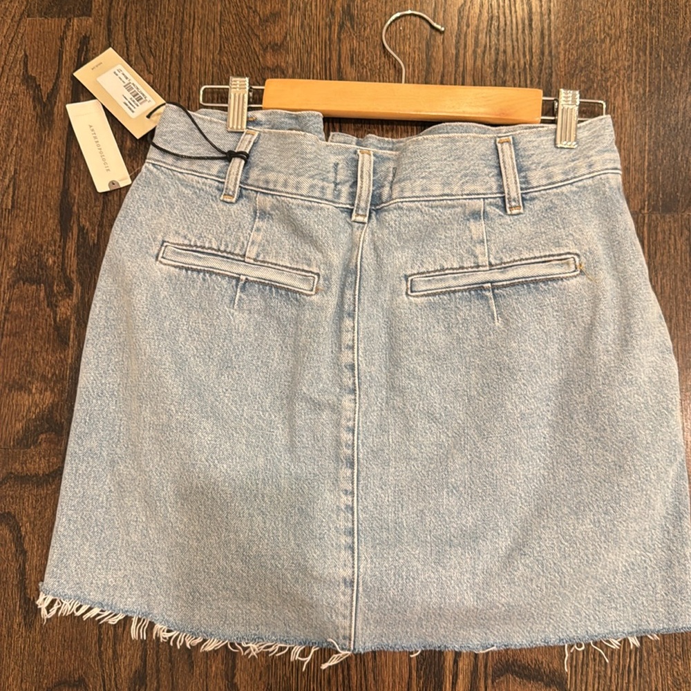 NWT Agolde Becker Light Blue Distressed Mini Skirt
Size 27 - Picture 5 of 5